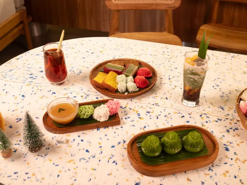 Aneka kue tradisional sebagai oleh-oleh dari Tanjung Pandan